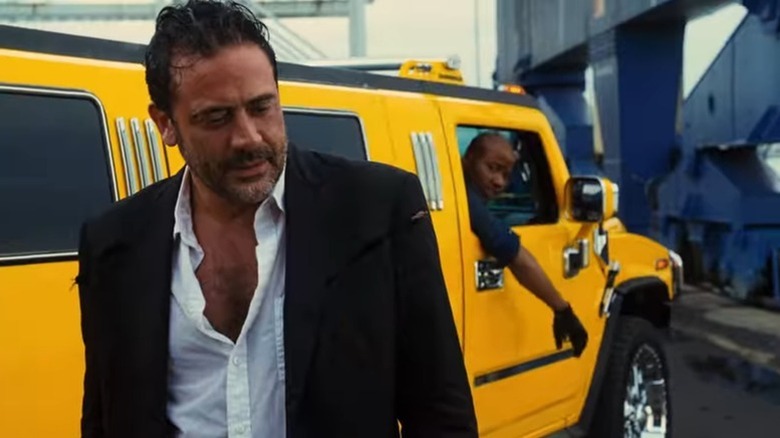 Franklin Clay (Jeffrey Dean Morgan) walks away from a yellow Hummer in The Losers (2010)