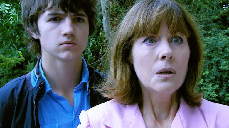Tommy Knight's Luke Smith and Elisabeth Sladen's Sarah Jane Smith looking surprised on The Sarah Jane Adventures