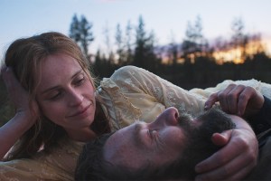 TRAIN DREAMS - (L-R) Gladys Oakley (Felicity Jones) and Robert Grainier (Joel Edgerton). Cr: Courtesy of Netflix
