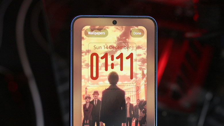 Wallpaper with Adaptive Clock on a Samsung phone
