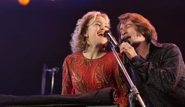 'Song Sung Blue' review: Neil Diamond movie hits wrong notes