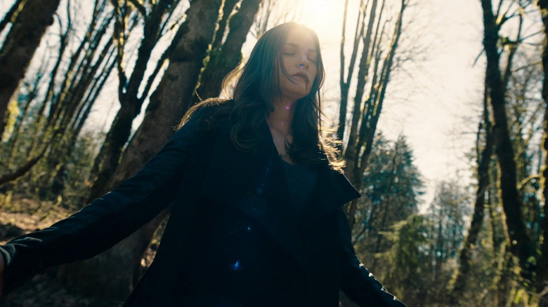 Kelly Overton's Vanessa Van Helsing raising her arms in Van Helsing