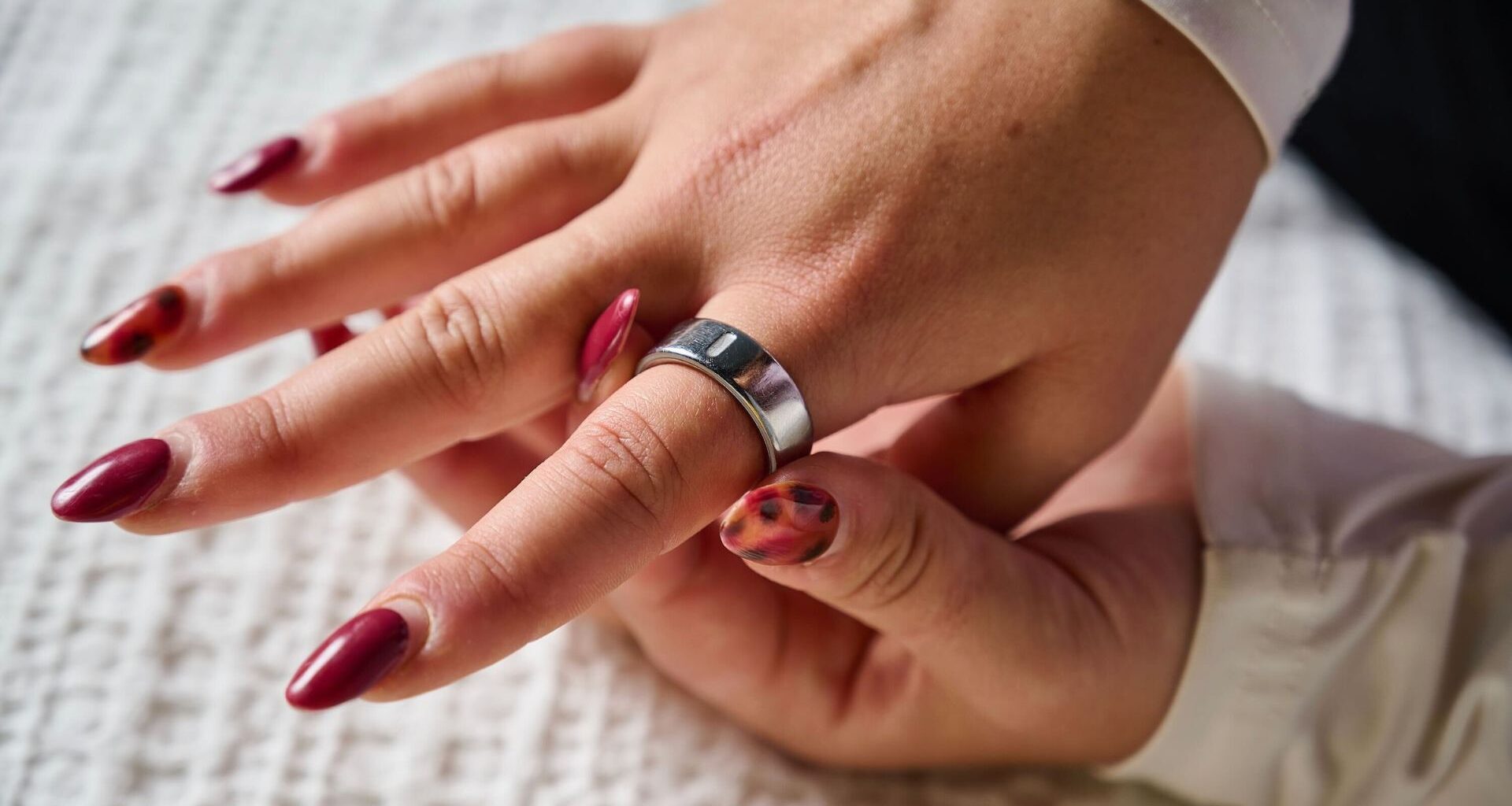 Our sleep tech tester testing the silver Oura Ring 4