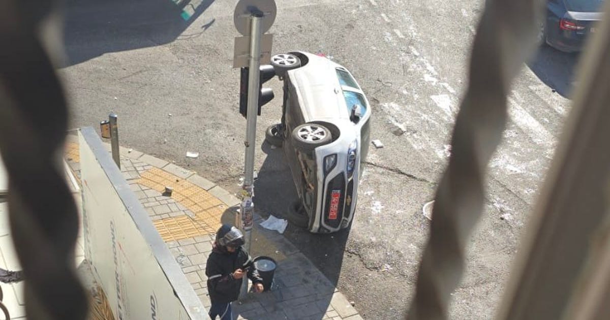 Extremist Haredi Protesters Riot in Jerusalem, Wounding 10 Cops and Toppling Police Car - Haaretz
