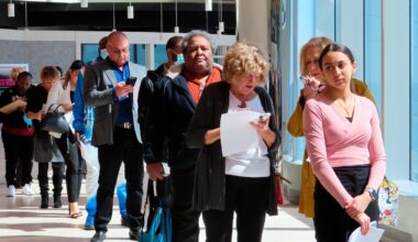 US unemployment claims fall again last week, remain at historically healthy level