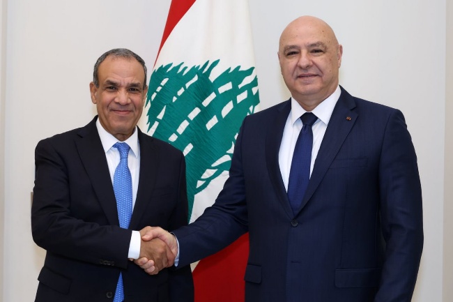 Aoun (right) with the Egyptian foreign minister (Extra News, November 26, 2025).