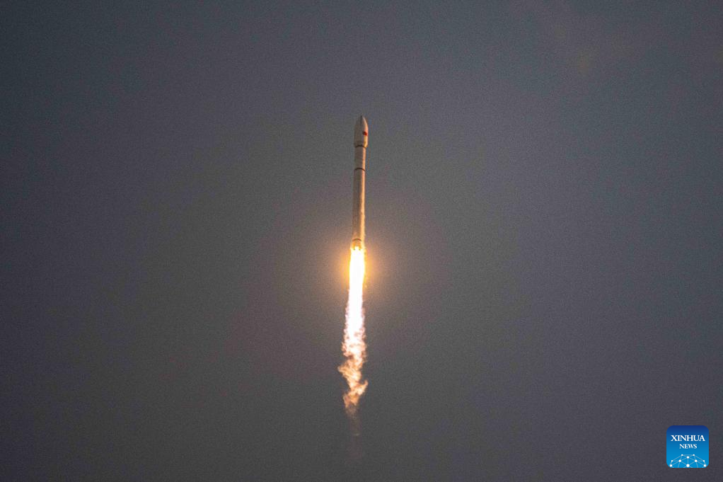 China launches new internet satellite group-Xinhua