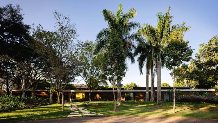 Flamboyant House / Juliana Camargo + Prumo projetos - Image 1 of 14