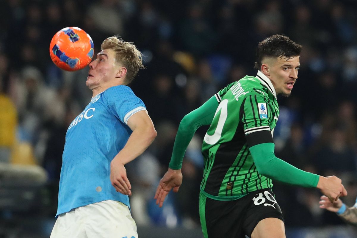 Sassuolo's Bosnian defender #80 Tarik Muharemovic fights for the ball with Napoli's Danish forward #19 Rasmus Hojlund