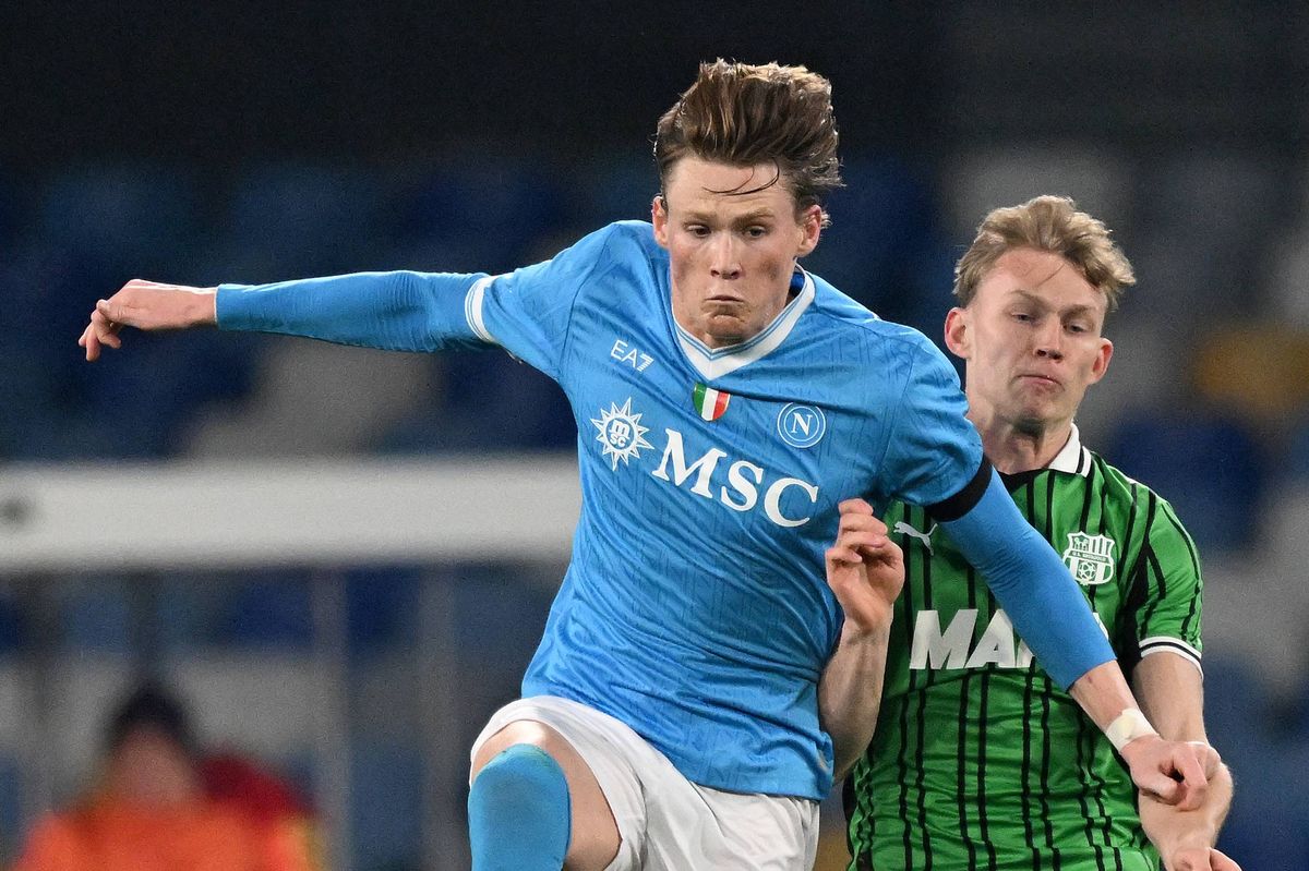 Scott McTominay of SSC Napoli battles for possession with Josh Doig of US Sassuolo Calcio during the Serie A match between SSC Napoli and US Sassuolo Calcio at Stadio Diego Armando Maradona