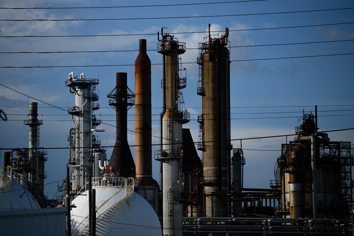 Oil Climbs as Traders Weigh Renewed Iran Concerns, Cold Weather