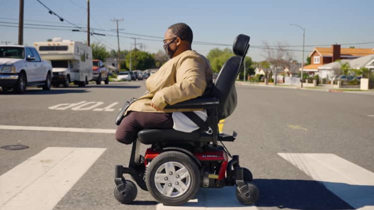 How a 39-year-old making $26,000 in Long Beach, California spends money