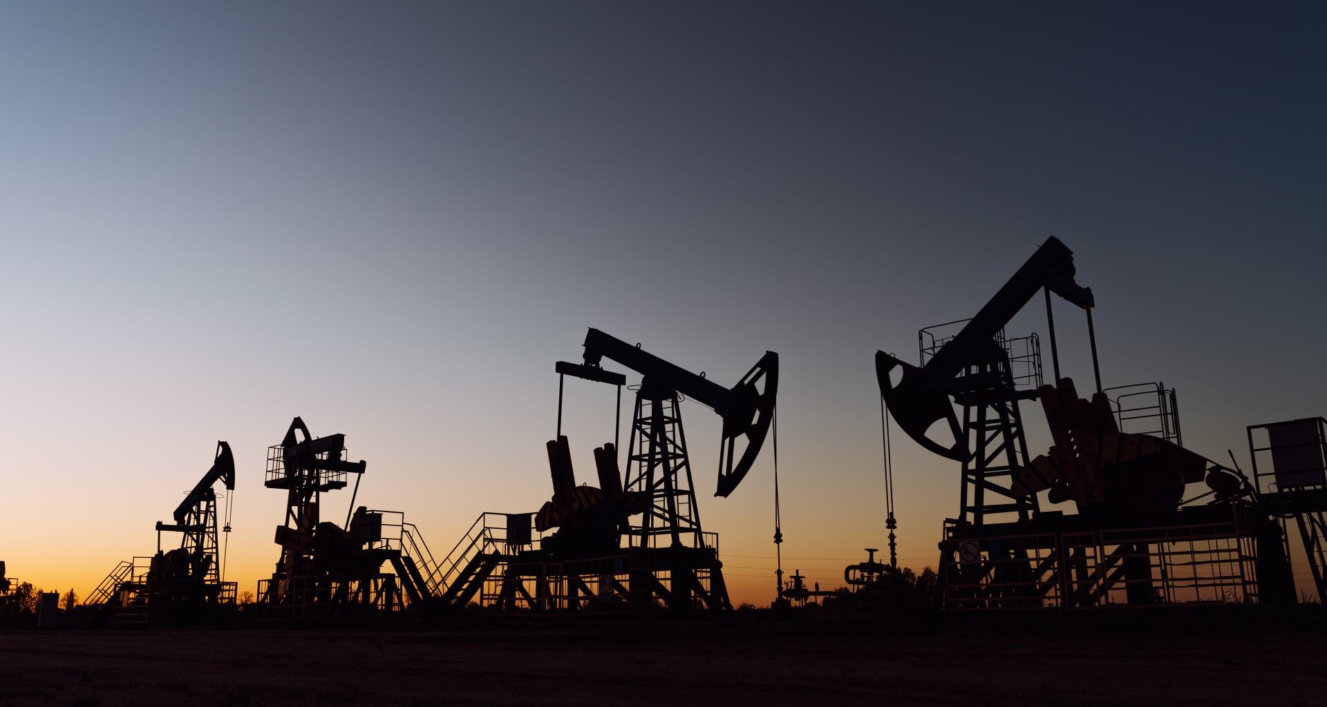 Oil edge up as Iran supply risk counters Venezuela export resumption