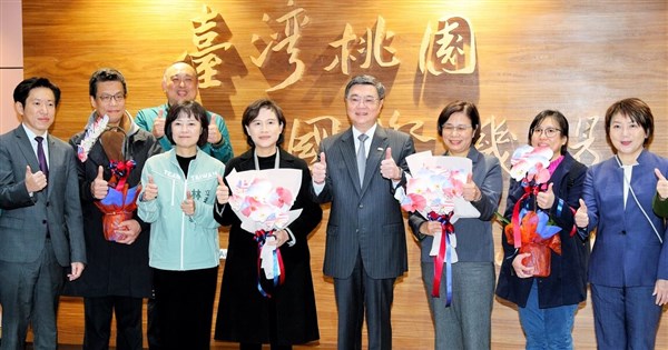 Premier Cho greets returning trade negotiators, praises achievements