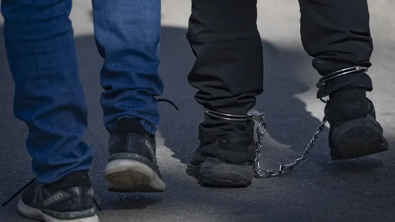 Illlegal Arabs arrested for ripping mezuzahs off doorposts