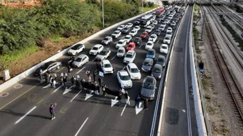 Ayalon highway blocked in protest over crime in Arab sector