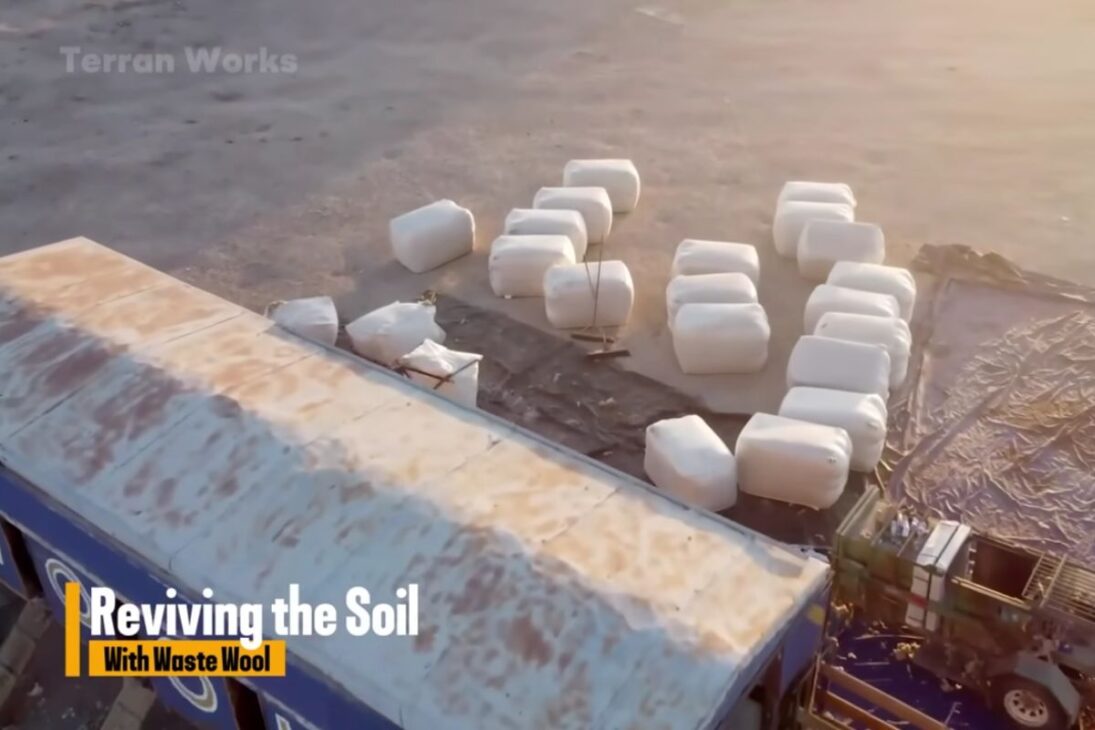 Degraded lands in Australia are being treated with wool, reducing evaporation, reactivating microorganisms, and increasing harvests, with indicators of water, moisture, and productivity transforming organic waste into an agricultural strategy.