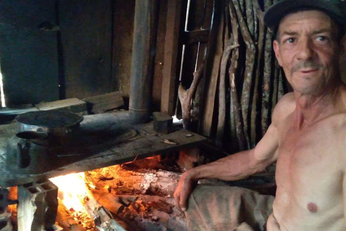 A man has lived alone in Pinhal da Serra for over 40 years, subsisting on a diet of beans, corn, cassava, and sweet potatoes, while drought threatens his crops and reinforces his isolated life.