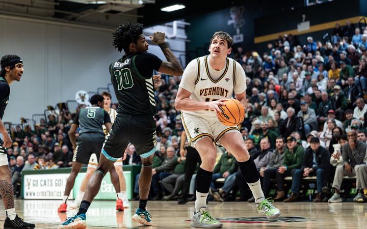 Men’s Basketball Makes Second Half Comeback to Defeat Binghamton 60-59 Thursday Evening - University of Vermont Athletics