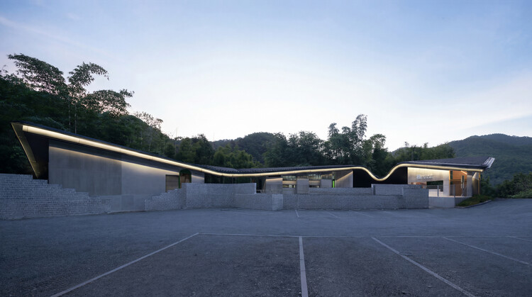 Su Dongpo’s Pleasures at Banhu Ridge / AOMOMO Studio, Shanghai Jiao Tong University - Exterior Photography, Concrete