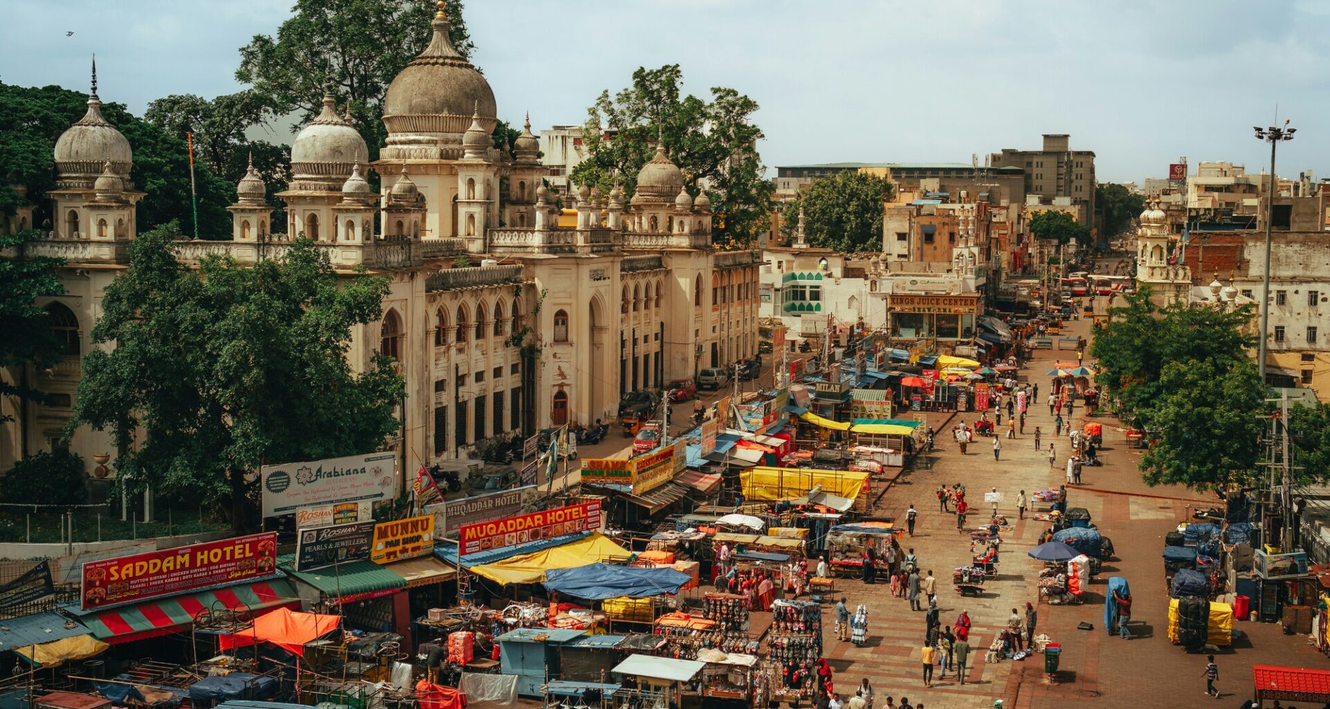 A Day in the Bazaar: When Architecture Is Observed in Time