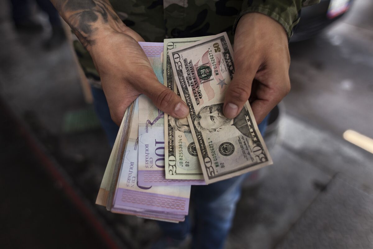 Venezuela Moves to Resume Dollar Sales, Halting Bolivar Rout - Bloomberg.com