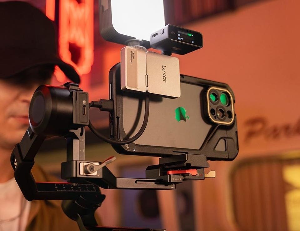 Lexar GO SL400 Hub Silver with iPhone 17 Pro 