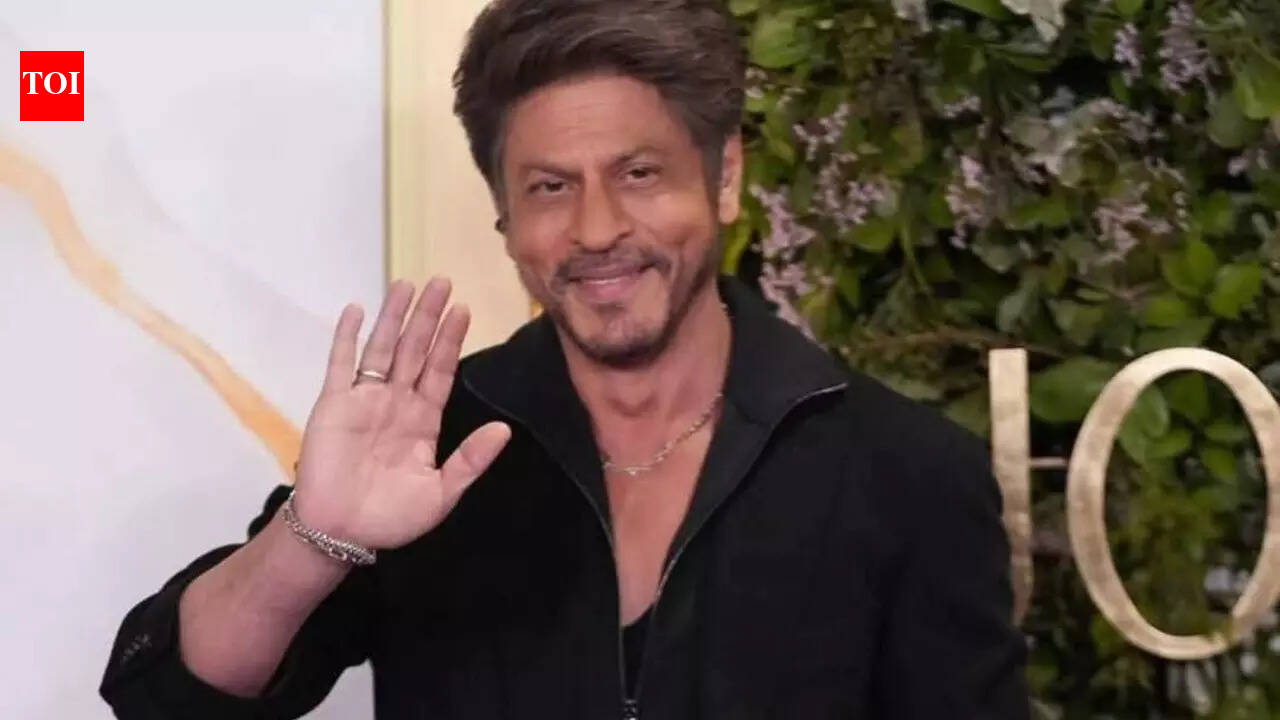 Hande Ercel caught filming Shah Rukh Khan at award show; netizens call her a 'total fan-girl' - WATCH |