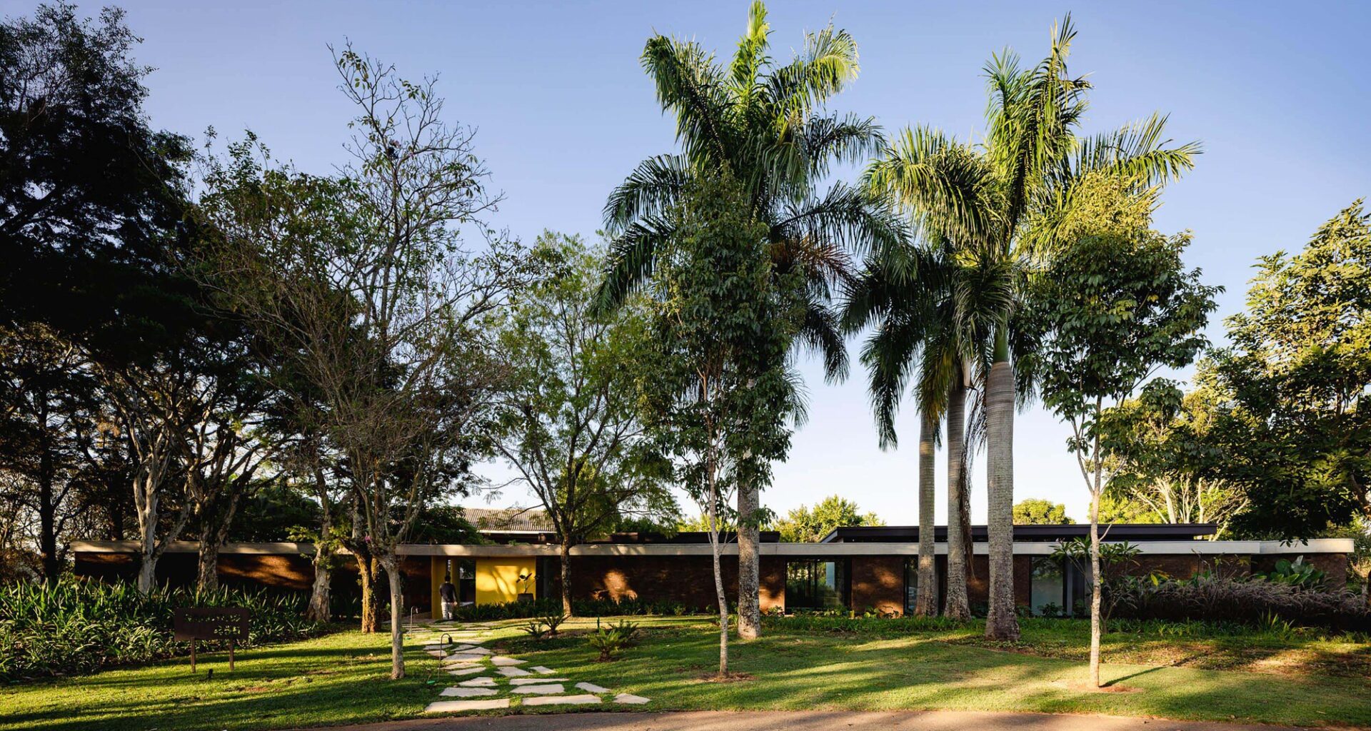 Flamboyant House / Juliana Camargo + Prumo projetos