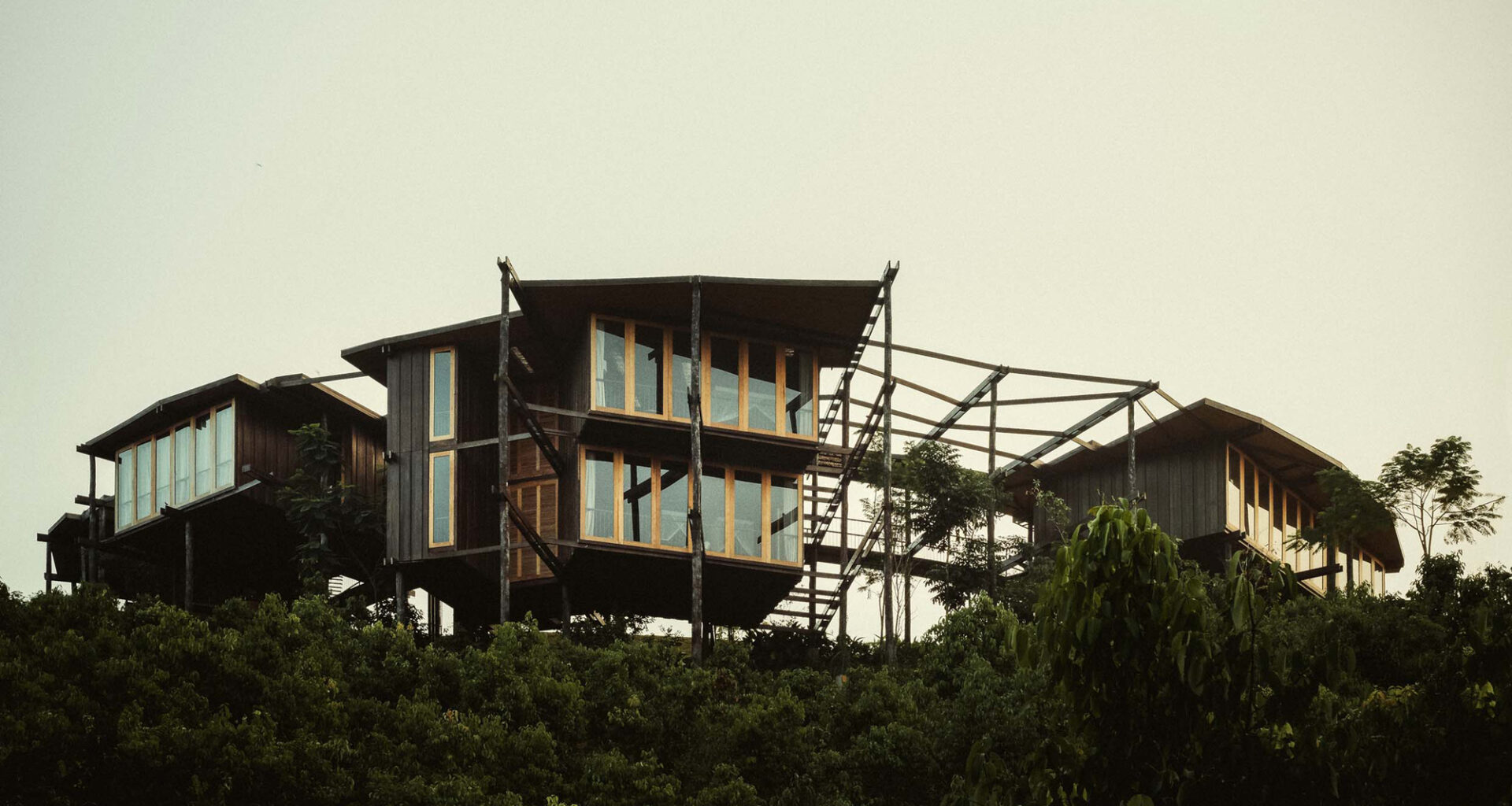 Round House Estate Bungalow at Ahangama / Narein Perera