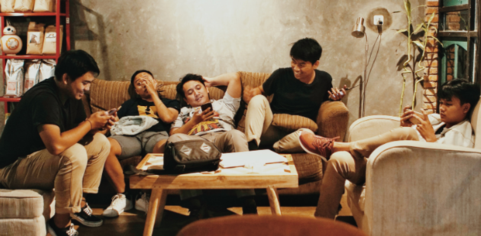 teens, teen house, teens hanging out, teens having fun, teenagers