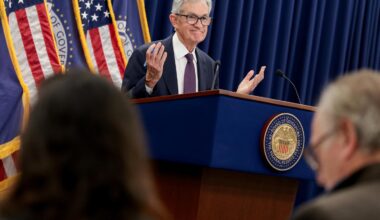 Fed halts rate cuts amid dollar plunge and pressure from Trump