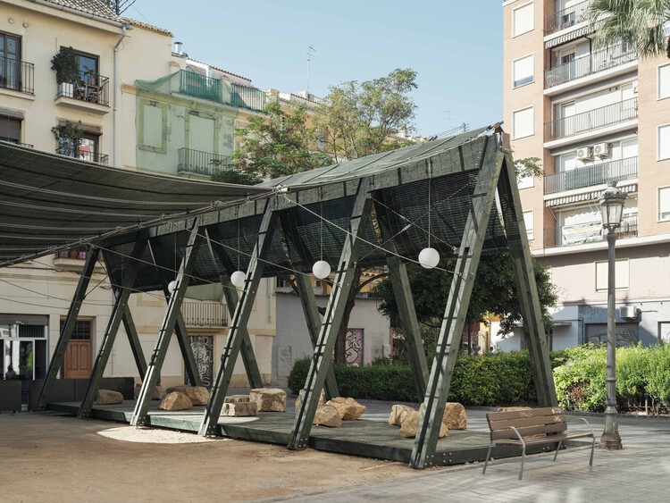 How Cities Design Public Life in the Shade - Image 18 of 20