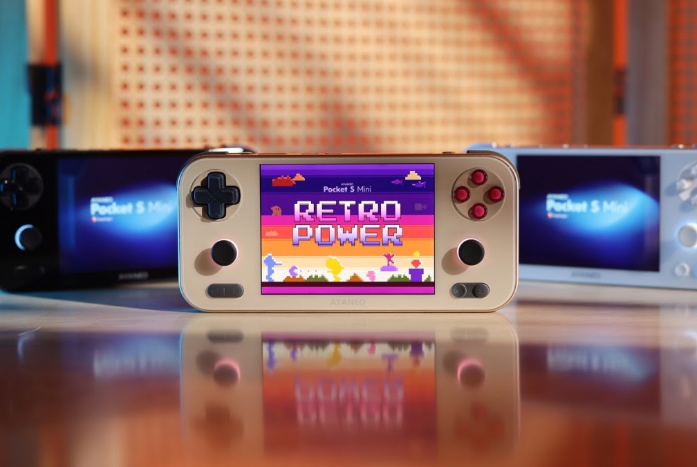 Ayaneo Pocket S Mini in black, white and “retro power” on a table.