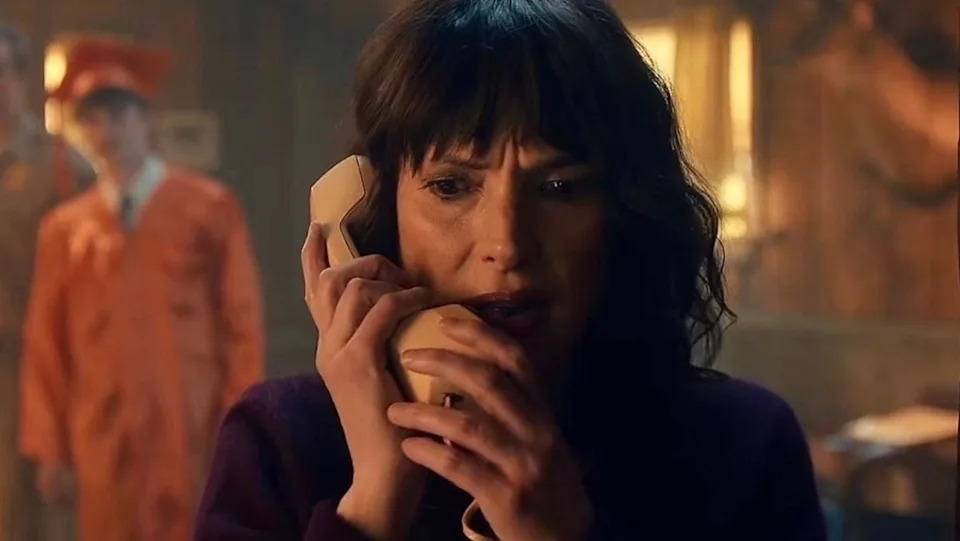 Joyce Beyers on the phone with Karen Wheeler in the Stranger Things finale.