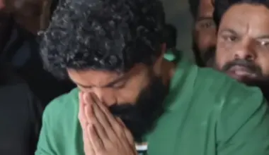 Nandamuri Kalyan Ram paying tribute to NTR on his death anniversary (Photo Credit: Pinkvilla)