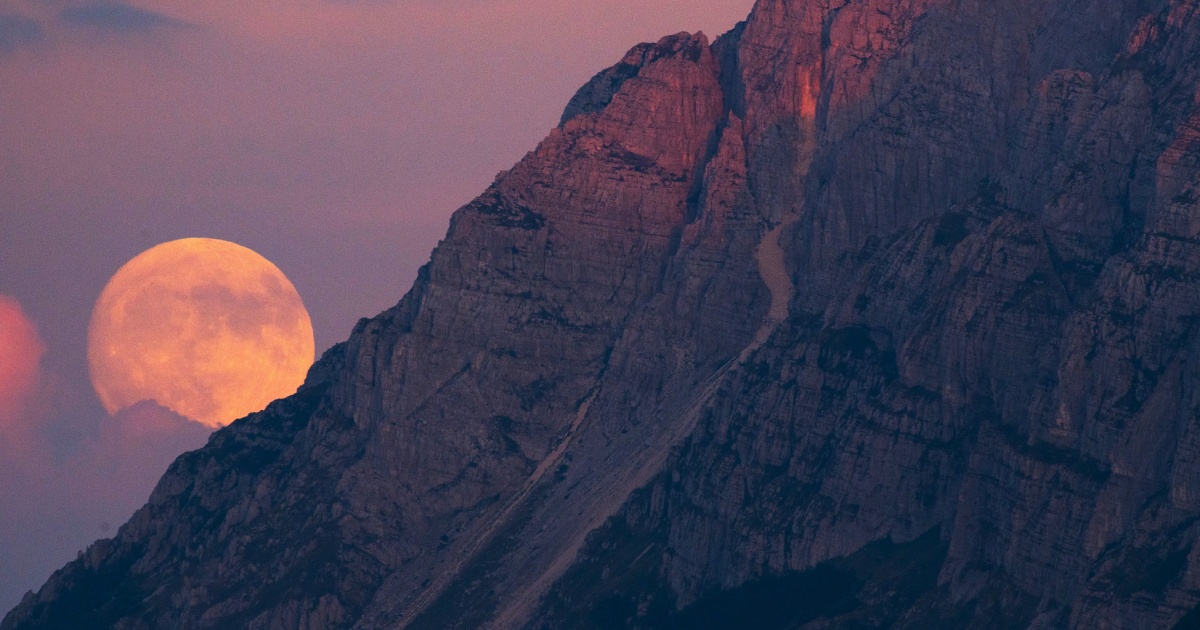 The year's first meteor shower and supermoon clash in January skies