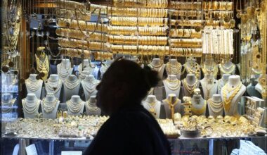 Gold rushes to record high above $5,000/oz