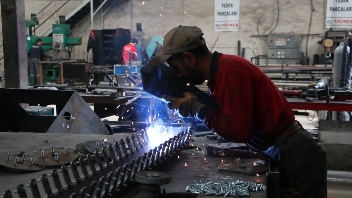 Türkiye's industrial output gains pace to rise 2.4% in November