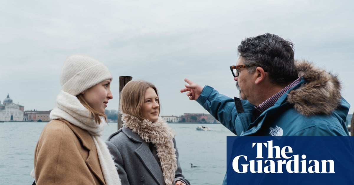 Starring role for ‘Kardashian jetty’ as Venice visitors seek peeks of Bezos wedding sites | Venice