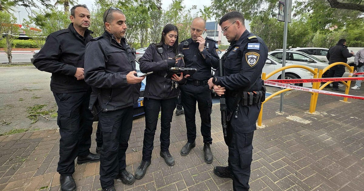 Israeli Police Officer Moderately Wounded After Man Threatening Suicide Set Him on Fire - Haaretz