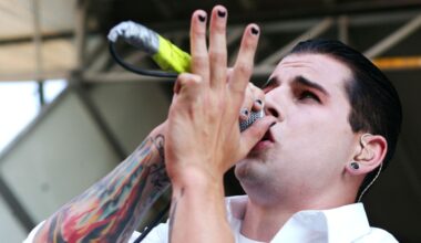 M Shadows singing on stage in 2004