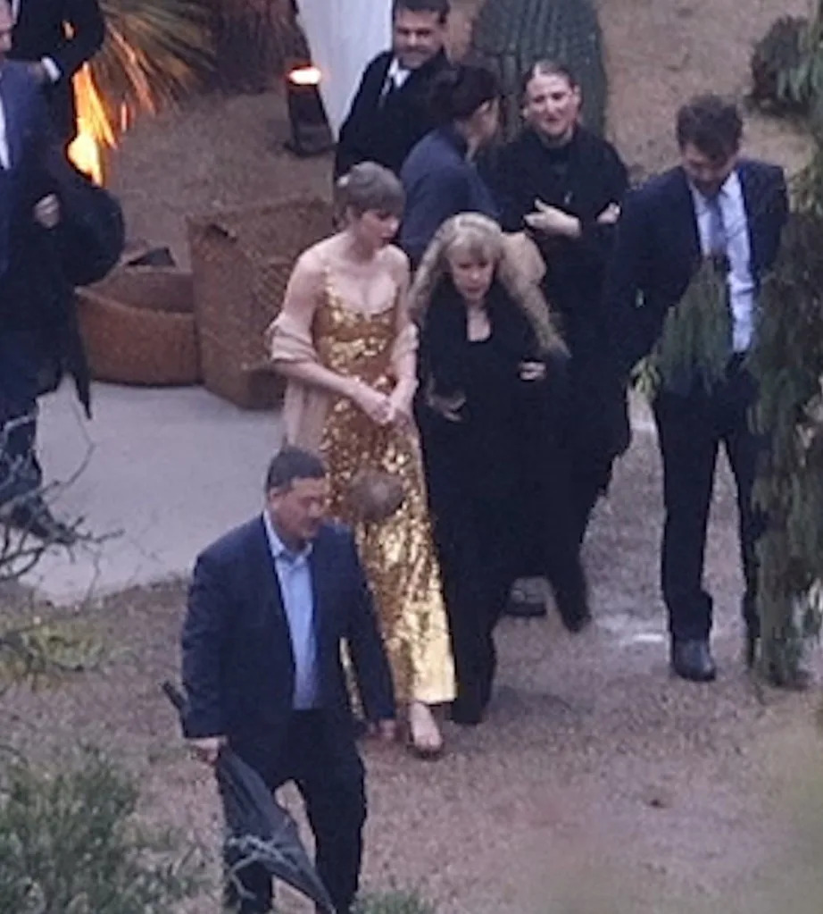 Taylor Swift was seen with Stevie Nicks at her friend Este Haim’s wedding on New Year’s Eve. BACKGRID