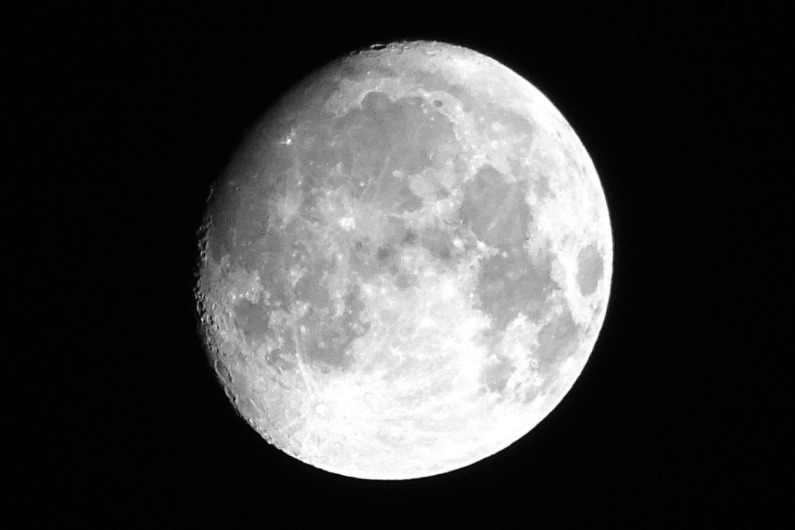 Research suggests causes of moon's two different 'faces'