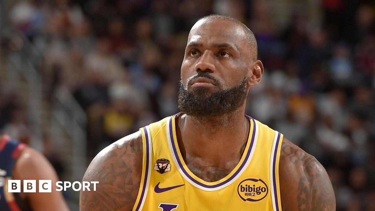 LeBron James in LA Lakers kit
