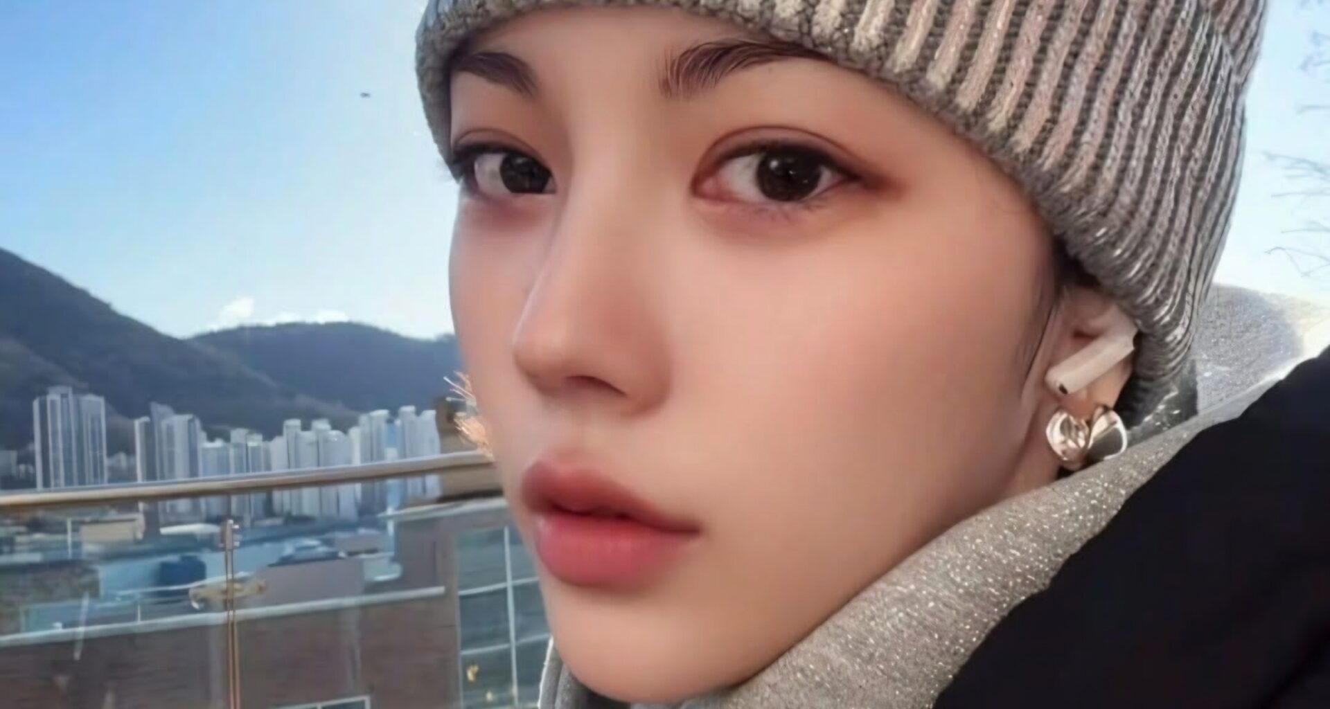 Ex-After School member Lizzy says she struggles with depression in tearful livestream