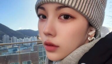 Ex-After School member Lizzy says she struggles with depression in tearful livestream