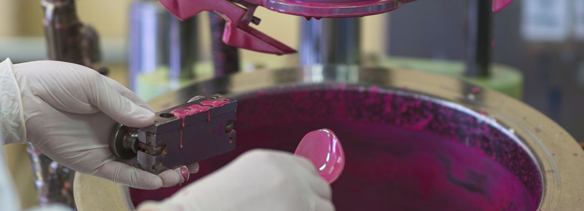 Assessing DIC (TSE:4631) Valuation After Steady Returns And A Discounted P/E Multiple