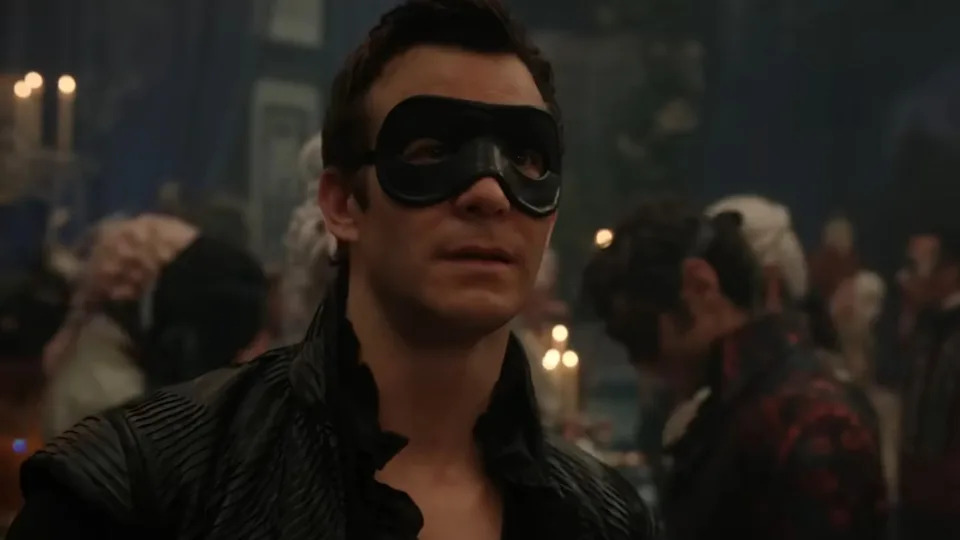 Luke Thompson in mask in Bridgerton Season 4.