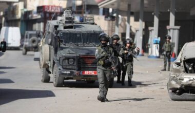 Israeli forces raid West bank’s Qalandiya, close roads north of Jerusalem – Middle East Monitor